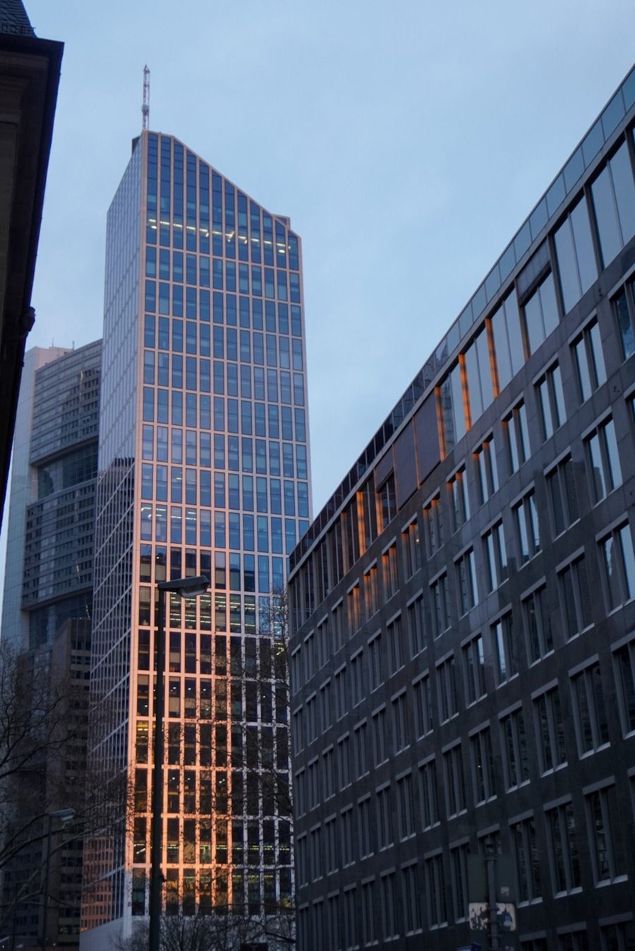 Frankfurt'ta cam cepheli bir ofis kulesi