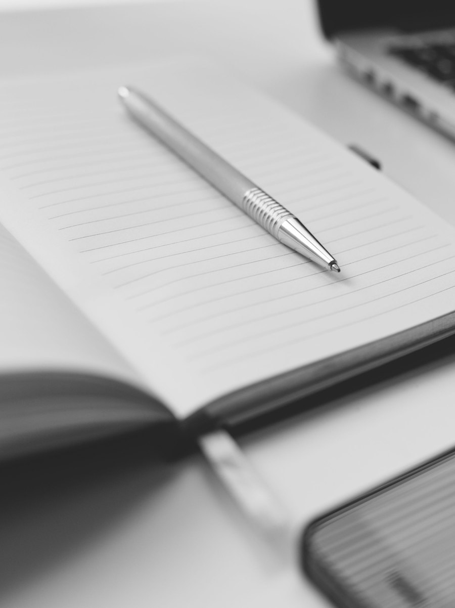 Masa üzerinde açık bir defter ve kalem